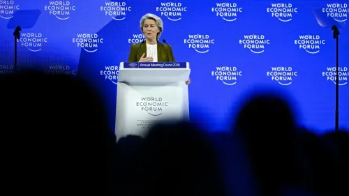 أورسولا فون دير لاين تتحدث في المنتدى الاقتصادي العالمي بدافوس، مشددة على أهمية الرد الموحد على التهديدات التجارية.