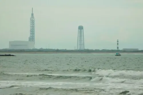 صورة تظهر منصة إطلاق صاروخ New Glenn في قاعدة Cape Canaveral، مع برج الدعم والمياه المحيطة، بعد انفجار خلال اختبار المحركات.