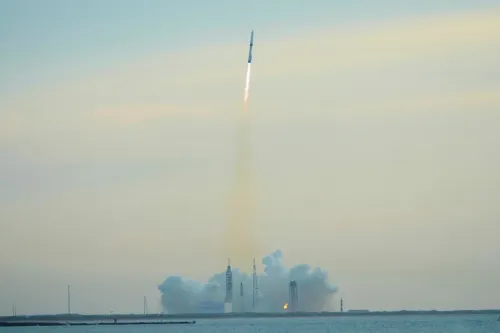 إطلاق صاروخ New Glenn من محطة Cape Canaveral، مع ظهور الدخان والنار أثناء الإقلاع، بعد فشل المهمة بسبب عطل في المحرك.