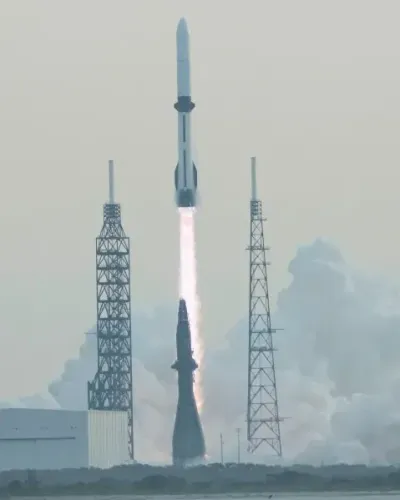 صاروخ New Glenn ينطلق من محطة Cape Canaveral، مع انبعاثات نارية من المحرك، بعد فشل في إيصال قمر صناعي إلى مداره.