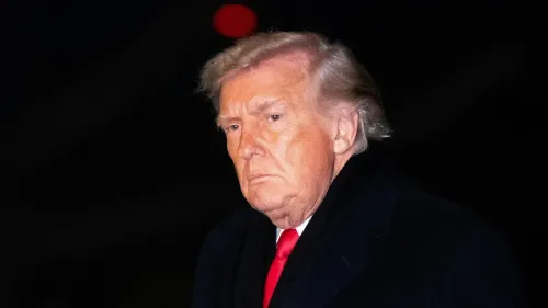 صورة للرئيس الأمريكي دونالد ترامب، يظهر بملامح جادة، مرتديًا سترة داكنة وربطة عنق حمراء، في سياق دعوته لمجلس السلام.