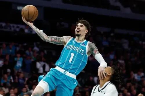 لاميلو بول يقفز محاولاً التسجيل خلال مباراة تشارلوت هورنتس ضد بروكلين نتس، حيث سجل 20 نقطة في المباراة الافتتاحية للموسم.