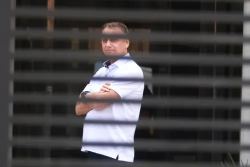 جايير بولسونارو يقف خلف القضبان، معبرًا عن هدوءه بعد إدانته بمحاولة الانقلاب، وسط أجواء من التوتر السياسي في البرازيل.