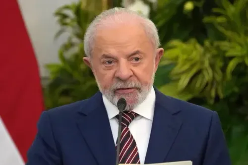 لولا دا سيلفا، رئيس البرازيل، يتحدث خلال مؤتمر صحفي في إندونيسيا، مؤكدًا ترشحه لولاية رابعة في الانتخابات المقبلة.