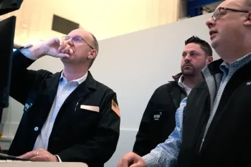 متداولون في بورصة نيويورك يراقبون تحركات السوق بقلق بعد ارتفاع أسعار الطاقة العالمية نتيجة الهجمات الإيرانية على منشآت النفط والغاز.