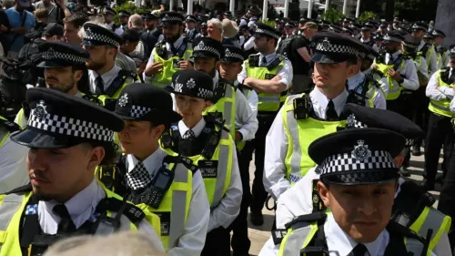 تظهر مجموعة من ضباط الشرطة في زيهم الرسمي خلال احتجاج، مع التركيز على الاستعدادات الأمنية بعد أحداث العنف الأخيرة.