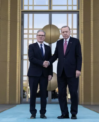 رئيس الوزراء البريطاني كير ستارمر shakes hands مع الرئيس التركي رجب طيب أردوغان أمام مبنى حكومي في أنقرة، في إطار مناقشات حول صفقة طائرات يوروفايتر.