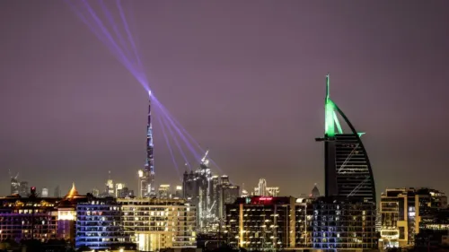 أضواء ساطعة تتلألأ فوق أفق دبي، مع برج خليفة الشهير وفندق برج العرب في المقدمة، في وقت يشهد توترات أمنية.