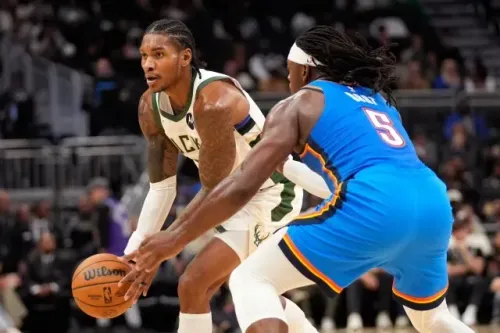 كيفن بورتر جونيور لاعب ميلووكي باكس يتعرض للإصابة أثناء مواجهة واشنطن ويزاردز، حيث يظهر وهو يحاول تجاوز مدافع منافس.