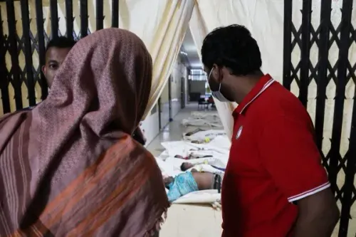 مشهد لمواطنين يتفقدون ضحايا حادث غرق حافلة في مستشفى، مع وجود جثث مغطاة في الخلفية، في دكا، بنغلاديش.