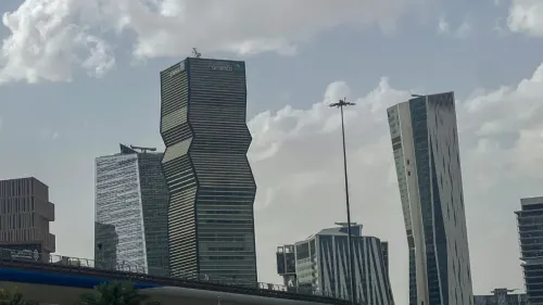 ناطحات سحاب حديثة في دبي تعكس التنافس الاقتصادي المتصاعد بين الإمارات والسعودية وتأثيره على الأعمال والاستثمارات الخليجية.