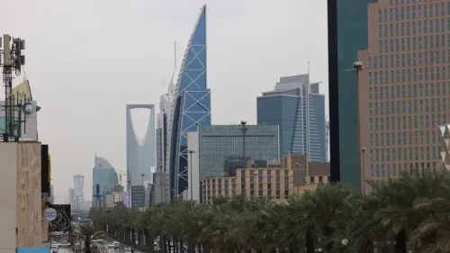 أفق مدينة الرياض مع مبانيها الحديثة وسط أجواء غائمة، يعكس التوترات الاقتصادية والسياسية بين السعودية والإمارات وتأثيرها على التحويلات المصرفية والتبادل التجاري.
