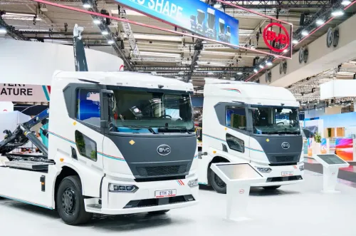شاحنتان كهربائيتان من BYD بمعرض IAA هانوفر، تعرضان تكنولوجيا الشحن السريع بقوة 1.5 ميغاواط وضمان بطارية طويل الأمد للنقل المستدام.