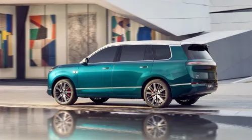 سيارة كهربائية عائلية فاخرة من BYD بلون أخضر معدني تعكس توسع الشركة في السوق الأوروبي وسط تحديات الرسوم الجمركية.