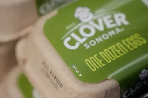 عبوة بيض من ماركة Clover Sonoma مع تاريخ "Sell By" الذي يحظر استخدامه في كاليفورنيا لتقليل الهدر الغذائي وتحسين وسم الأغذية.