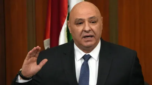 جوزيف عون خلال خطاب تنصيبه رئيساً للجمهورية اللبنانية، محاطاً بالأعلام، معبراً عن التحديات والطموحات في ظل الأزمات الراهنة.