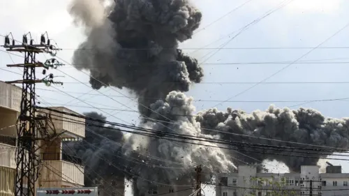 دخان كثيف يتصاعد من مباني مدمرة بعد غارة جوية، مما يعكس آثار الحرب على إيران وتأثيرها على الاقتصاد والمجتمع.