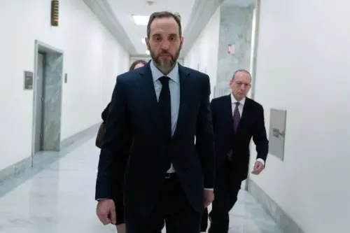 جاك سميث، المستشار الخاص السابق، يسير في ممر بمبنى الكابيتول، معبرًا عن رأيه حول مسؤولية ترامب في أحداث 6 يناير.