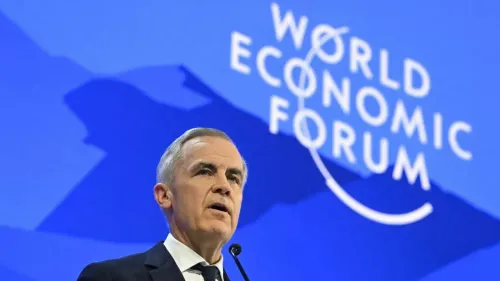 رئيس الوزراء الكندي مارك كارني يتحدث في المنتدى الاقتصادي العالمي في دافوس، مع خلفية شعار المنتدى، معبرًا عن قضايا النظام الدولي.