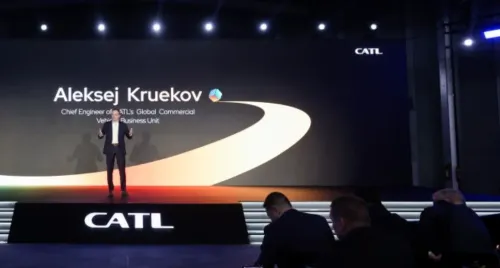 مهندس رئيسي من CATL يقدم منصة بطاريات TECTRANS II الجديدة للشاحنات الكهربائية خلال معرض IAA Transportation 2026 في هانوفر.