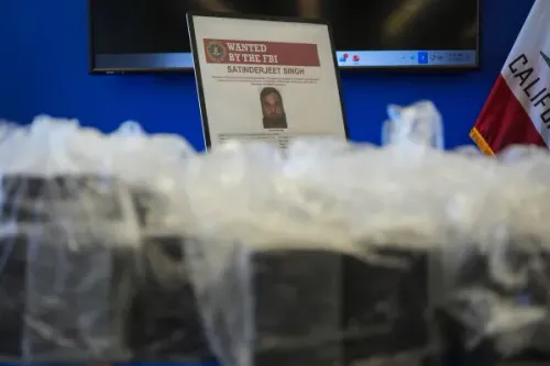 ملصق مطلوب من الـ FBI لـ Satinderjeet Singh مع أكياس مخدرات مضبوطة، ضمن عملية دولية ضد شبكات إجرامية هندية.