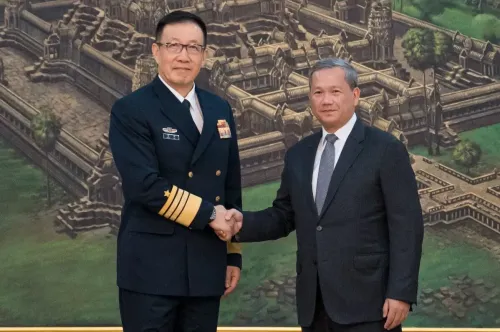 وزير الدفاع الكمبودي Tea Seiha ووزير الدفاع الصيني Dong Jun يتصافحان خلال اجتماع لتعزيز العلاقات الأمنية بين البلدين.