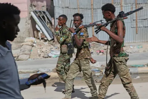 اشتباكات عنيفة في مقديشو بين قوات الأمن وأنصار المعارضة، مع وجود جنود مسلحين في الشارع، تعكس التوتر السياسي المتصاعد.