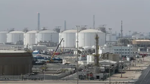 منشآت الغاز الطبيعي في رأس لفان بقطر، تُظهر تأثير الهجمات المتبادلة على البنية التحتية للطاقة في المنطقة.