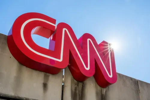 شعار CNN الأحمر بارز على جدار خارجي تحت ضوء الشمس، يعكس الشراكة الجديدة بين CNN وGoogle في مجال الذكاء الاصطناعي التوليدي للأخبار.