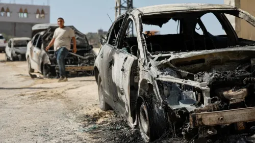 سيارات محترقة في الضفة الغربية تعكس تداعيات الصراع الفلسطيني الإسرائيلي خلال الانتفاضة الثانية وتأثير الحكم القضائي الأمريكي ضد السلطة الفلسطينية.