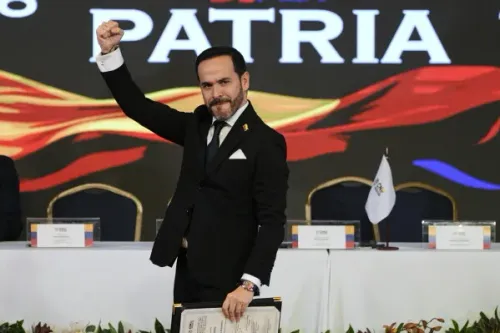رئيس كولومبيا المنتخب يرفع يده بحماس خلال خطاب حول مستقبل الولاية القضائية الخاصة للسلام في كولومبيا.