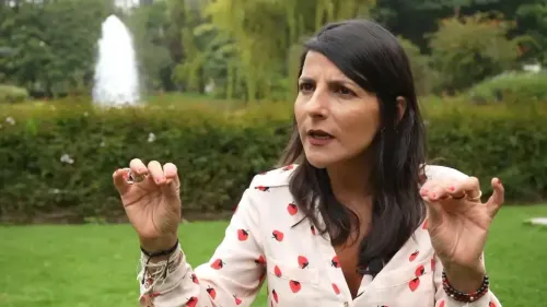 وزيرة البيئة الكولومبية إيرين فيليز تتحدث في حديقة، مشيرةً إلى أهمية التحول نحو الطاقة النظيفة وسط التوترات الجيوسياسية.