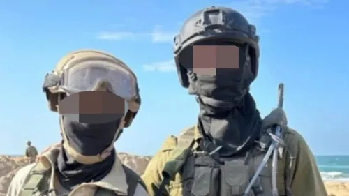 صورة لجنديين إسرائيليين يرتديان زيًا عسكريًا في غزة، حيث يُظهران ملابس مدنية فلسطينية. تُستخدم الصورة كدليل في شكوى قانونية ضد جرائم حرب.