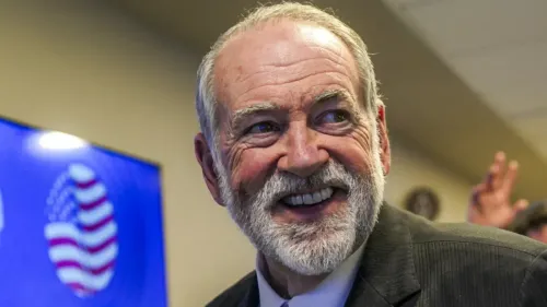 مايك هاكابي، السفير الأمريكي لدى إسرائيل، مبتسم أثناء حديثه عن الضفة الغربية المحتلة، مما يعكس السياسة الأمريكية المتغيرة.