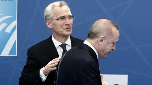 لقاء بين ينس ستولتنبرغ، الأمين العام السابق لحلف الناتو، والرئيس التركي رجب طيب أردوغان، يعكس العلاقات المعقدة بين الجانبين.