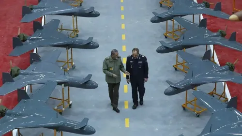 عرض لمجموعة من الطائرات بدون طيار في منشأة عسكرية، حيث يتحدث ضابطان عسكريان عن قدرات الطائرات في سياق التوترات الإقليمية.