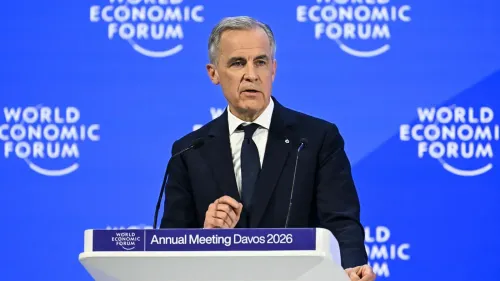 رئيس الوزراء الكندي مارك كارني يتحدث في منتدى دافوس الاقتصادي 2026، مع خلفية تحمل شعار المنتدى، مشيراً إلى التحديات الجيوسياسية الحالية.