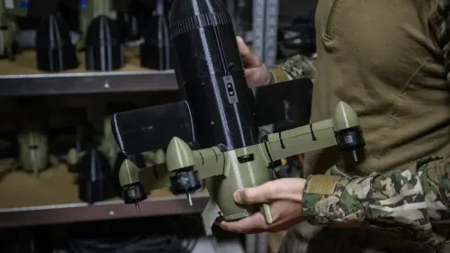 طائرة مسيرة محلية الصنع في يد جندي أوكراني، تعكس الابتكار في الدفاع ضد الهجمات الجوية، وسط مخزونات متزايدة من الطائرات بدون طيار.