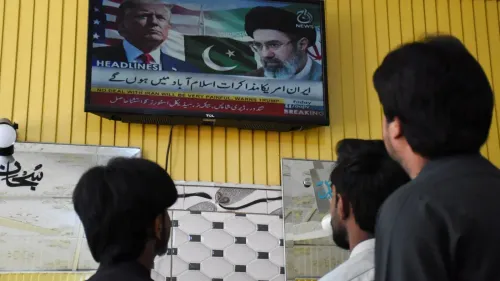 شخصيات تتجمع لمشاهدة نشرة إخبارية على شاشة تلفاز تعرض أخبارًا عن إيران والولايات المتحدة، مع العلم بأن الهدنة قد تُعقد في إسلام آباد.