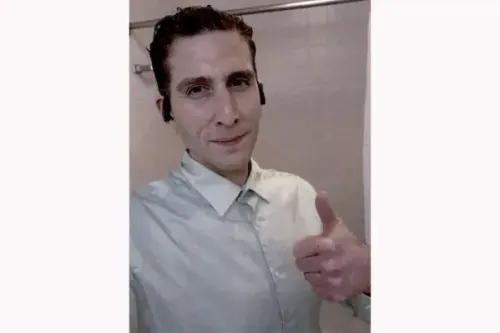 صورة سيلفي لرجل مبتسم يرتدي قميصًا فاتحًا، يشير بإبهامه لأعلى، التقطت بعد ساعات من وقوع جرائم قتل في أيداهو.