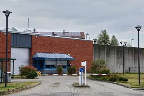 مدخل منشأة أمنية مع حواجز، يرمز إلى إطلاق سراح كريستيان بروكنر، المتهم في قضية اختفاء مادلين ماكان، مما يثير قضايا قانونية في ألمانيا.