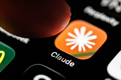شاشة هاتف تعرض تطبيق Claude للذكاء الاصطناعي مع إصبع يشير إليه، في سياق النزاع القانوني حول قيود استخدامه في المراقبة والأسلحة العسكرية.