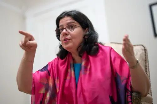 سفيرة كوبا لدى الولايات المتحدة، Lianys Torres Rivera، تتحدث بحماس عن العقوبات الأمريكية وتأثيرها على كوبا، معبرة عن موقف الحكومة الكوبية.