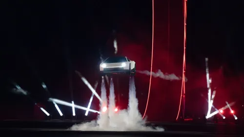 سيارة تسلا رودستر طائرة تحلق باستخدام دافعات غاز بارد في عرض تجريبي ليلي بتقنيات SpaceX في تكساس.