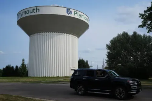 برج مياه مدينة Plymouth في Minnesota مع سيارة سوداء، في سياق هجمات إلكترونية استهدفت منظومات إمدادات المياه بالولاية.