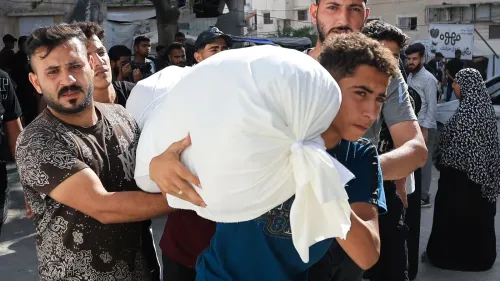 شبان فلسطينيون يحملون مساعدات إنسانية في شوارع غزة، وسط استمرار الهجمات الإسرائيلية وتدهور الأوضاع الإنسانية.