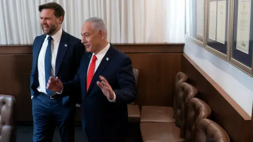 لقاء بين رئيس الوزراء الإسرائيلي بنيامين نتنياهو وعضو في البرلمان، يتبادلان الحديث في مكتب رسمي، مع خلفية من الوثائق.