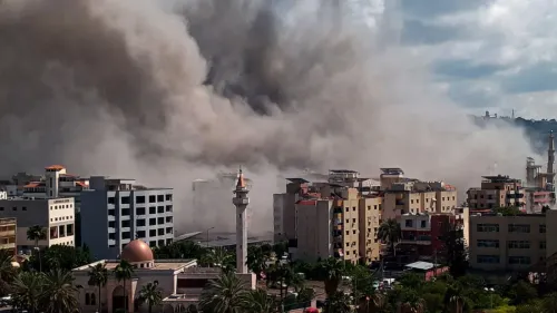 دخان كثيف يتصاعد من مباني في بيروت بعد غارات جوية، مما يعكس تصاعد التوترات في المنطقة وتأثيرات النزاع المستمر.