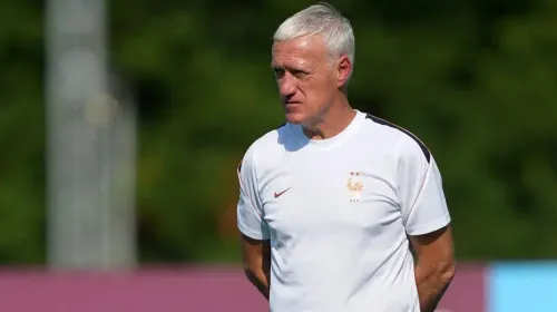المدرب ديسشامب يرتدي زي المنتخب الفرنسي أثناء تحضيراته لمواجهة باراغواي في كأس العالم 2026 وسط أجواء حارة في فيلادلفيا.