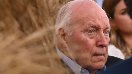 تظهر الصورة ديك تشيني، نائب الرئيس الأمريكي السابق، في لحظة تأملية، مع خلفية غير واضحة، تعكس تأثيره الطويل في السياسة الأمريكية.